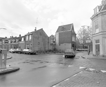 882141 Gezicht op de hoek van de Oudwijkerdwarsstraat (voorgrond) en Oosterstraat te Utrecht, vanaf de Homeruslaan, met ...